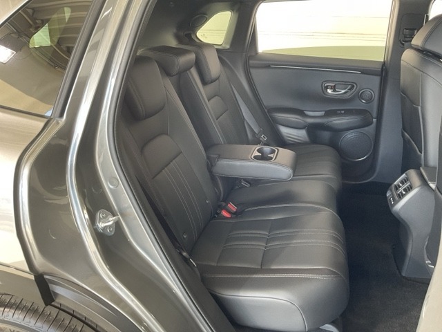 肘掛け付きでゆったりくつろげる、座り心地の良い後部座席。本革仕様です