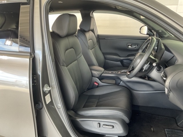 フロントシートは肘掛けとシートヒーター装備の電動パワーシートで、長時間でも快適ドライブ！本革仕様です