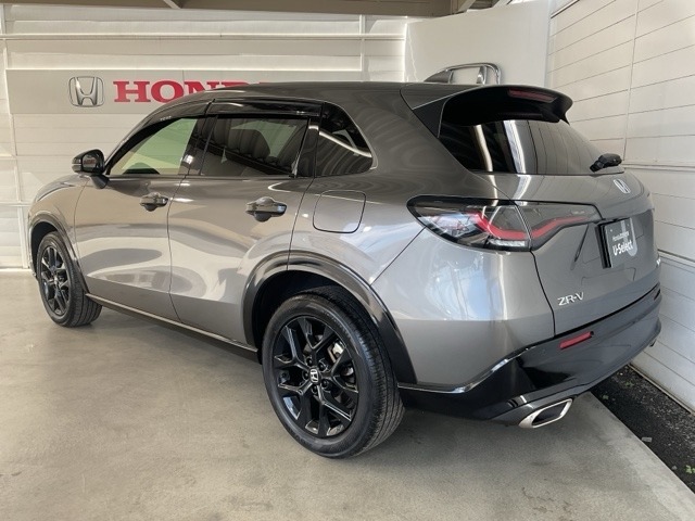 コンビネーションランプを高い位置に配置、後続車に見やすいデザインで安全にも配慮。