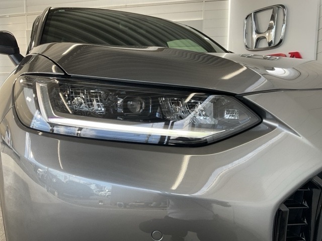 フルLEDヘッドライト、デイタイムランニングランプ付きです