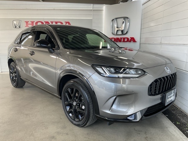 周囲の造形と連動したバーチカル（垂直な）フロントグリルが洗練された印象を演出します。