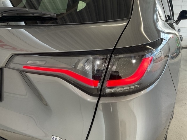 特徴的なデザインで後方からの確認しやすいLEDリアコンビネーションランプ