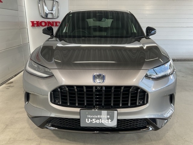 周囲の造形と連動したバーチカル（垂直な）フロントグリルが洗練された印象を演出します。