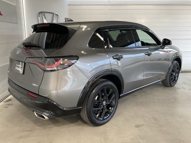 コンビネーションランプを高い位置に配置、後続車に見やすいデザインで安全にも配慮。