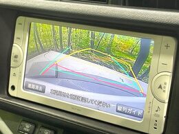 【バックカメラ】駐車時に後方がリアルタイム映像で確認できます。大型商業施設や立体駐車場での駐車時や、夜間のバック時に大活躍！運転スキルに関わらず、今や必須となった装備のひとつです！