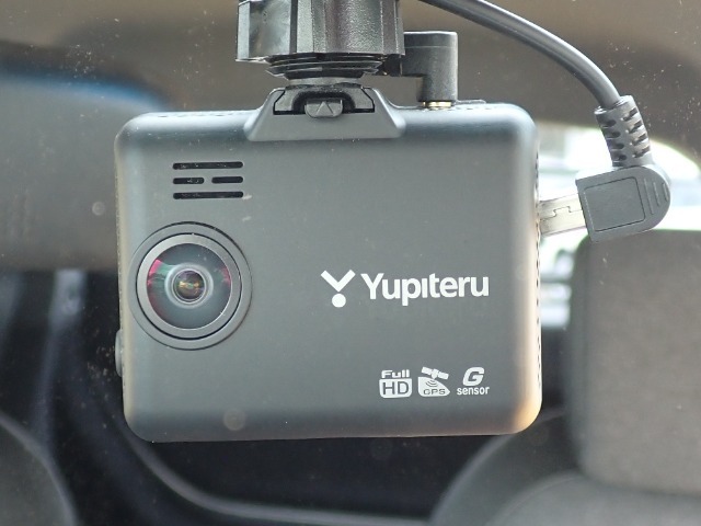 ◆【ドライブレコーダー】映像・音声などを記録する自動車用の装置です。もしもの事故の際の記録はもちろん、旅行の際の思い出としてドライブの映像を楽しむことができます。
