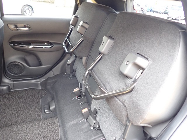 ◆チップアップ＆ダイブダウン機構付【ULTR SEAT】は後席座面を左右分割で跳ね上げることができます。トランクで積載できない背の高い荷物をラクラク収納できます。ホンダ車ならではの人気装備です。