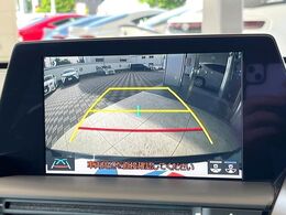 【バックカメラ】駐車時に後方がリアルタイム映像で確認できます。大型商業施設や立体駐車場での駐車時や、夜間のバック時に大活躍！運転スキルに関わらず、今や必須となった装備のひとつです！