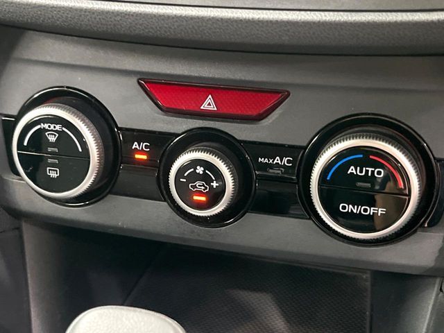 【オートエアコン】一度お好みの温度に設定すれば、車内の温度を検知し風量や温度を自動で調整。暑い…寒い…と何度もスイッチ操作をする必要はありません。快適な車内空間には必須の機能ですね♪