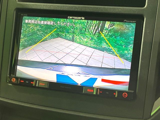 【バックカメラ】駐車時に後方がリアルタイム映像で確認できます。大型商業施設や立体駐車場での駐車時や、夜間のバック時に大活躍！運転スキルに関わらず、今や必須となった装備のひとつです！