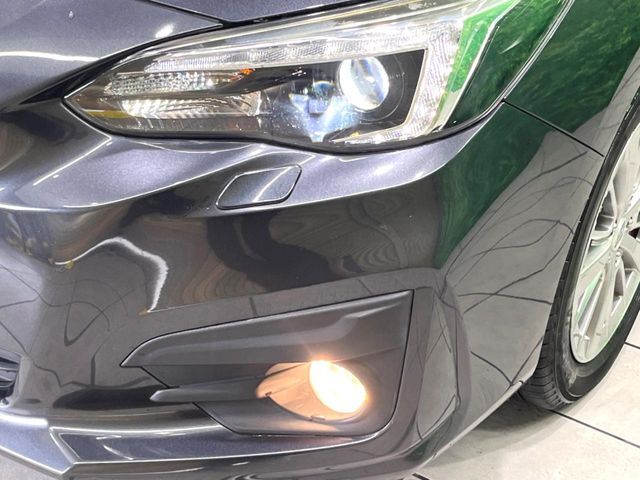 【LEDヘッドライト】悪天候や夜間走行時も良好な視界を確保し安心して運転できる高輝度LEDヘッドライトを装備！点灯速度が早く、消費電力も抑えられています。