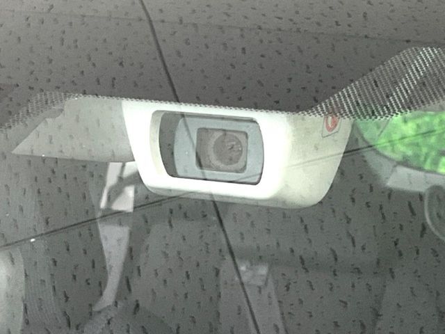 【アイサイトVer3】前方の車両等を検知し、衝突しそうな時は警報で注意を促し、ブレーキを踏む力をサポート。ブレーキを踏めなかった場合は衝突被害軽減ブレーキが作動、衝突回避をサポートします。