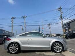 外装はフロント右フェンダー補修塗装してあります。凹みや大きな傷はありません。