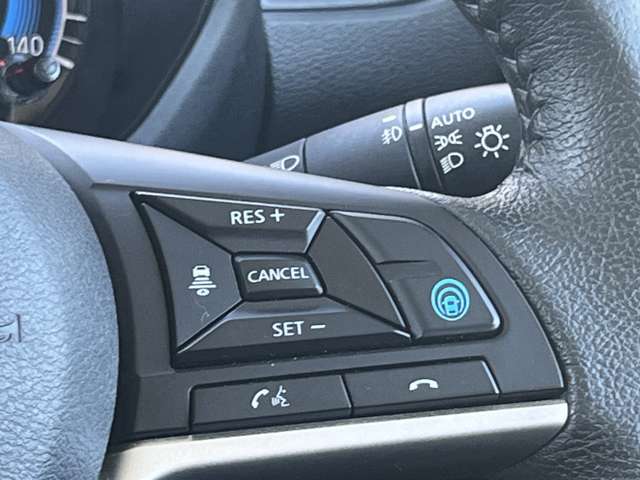 プロパイロットは、高速道路の単調な渋滞走行と長時間の巡航走行で、アクセル、ブレーキ、ハンドルの操作をクルマがアシスト。ドライバーの負担を軽減します。