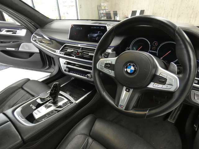 BMW　Individualアルカンタラ・アンソラジット・ルーフ・ライニング、M760Liバッジ付専用メーター・パネル、V12ロゴ付センター・コンソールおよびBMWタッチ・コマンド）