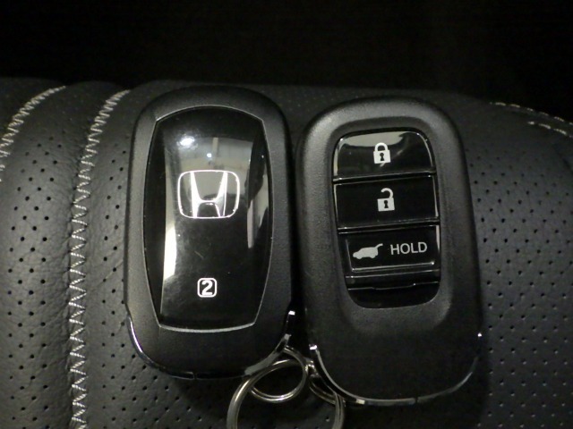 スマートキー付！キーを取り出さなくてもドアロックの施錠・開錠、エンジンの始動が出来ます！雨の日や荷物の多い日にとても便利ですね♪