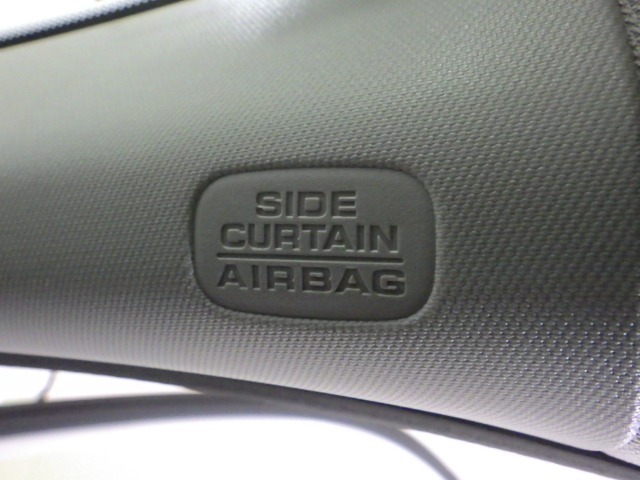 車両側面からの安全性も高めてくれる、安心装備のサイドカーテンエアバックシステムです◎