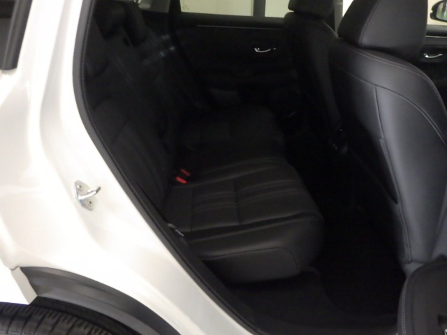 リアシートもゆったり快適に座っていただけますので、後部座席にお乗りの大切な方も楽しくドライブに参加していただけます。