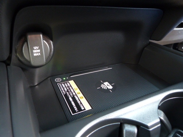 置くだけでワイヤレスで充電可能です。12V電源ソケットを設置しております。周辺機器の充電にご利用頂けます☆