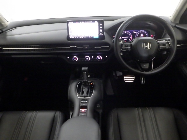 ドライバーを包み込むように、ディスプレーやスイッチ、コンソールを配置。座った瞬間から運転への期待が！空間そのものの心地よさにこだわっています。