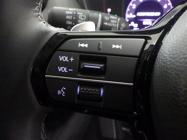 ハンドルにオーディオの操作スイッチが装備されています！視線を前方から外さずハンドルから手を離さずに操作できるのでとっても安全ですね♪