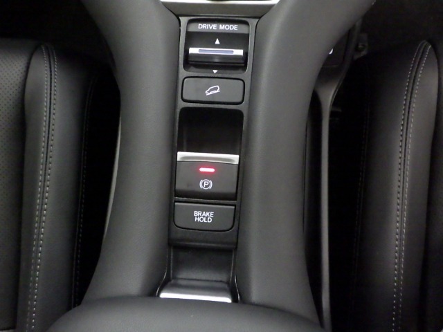 傾斜面でのスリップの危険を最小限に防ぐヒルディセントコントロールを装備しています！パーキングブレーキはスイッチを引くだけで作動します♪
