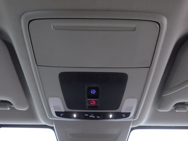 天井には緊急通報ボタンが装備されています。