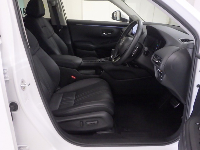 すわり心地の良い運転席・助手席です。長時間のドライブの疲れ軽減に貢献します。どうぞ快適なドライブを♪