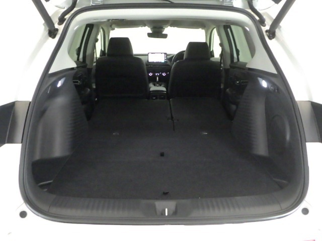 リアシートを倒せば広々荷室の出来上がり♪アレンジ次第でさまざまな荷物が積み込めますよ。