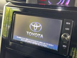 【純正ナビ】人気の純正ナビを装備しております。ナビの使いやすさはもちろん、オーディオ機能も充実！キャンプや旅行はもちろん、通勤や買い物など普段のドライブも楽しくなるはず♪
