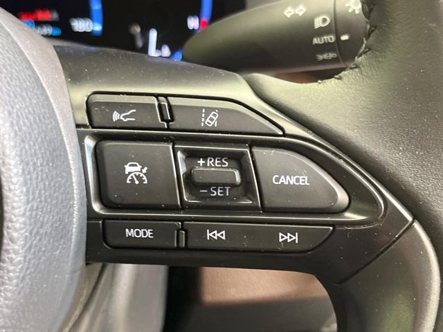 【レーダークルーズコントロール】高速道路での長距離走行が楽に！！自動で速度を保つクルーズコントロールが、衝突軽減システムと連携し、前方の車両を感知して車間を保つように速度調節してくれます！！
