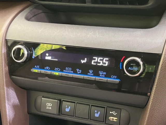 【オートエアコン】一度お好みの温度に設定すれば、車内の温度を検知し風量や温度を自動で調整。暑い…寒い…と何度もスイッチ操作をする必要はありません。快適な車内空間には必須の機能ですね♪