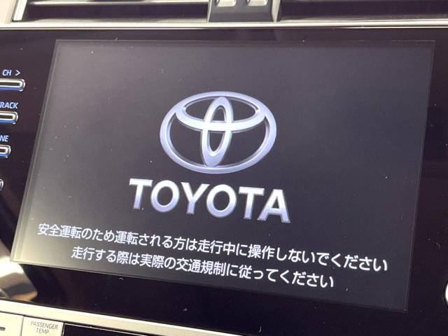 【メーカー純正ナビ】インテリアに溶け込むスタイリッシュな「専用設計」メーカーナビを装備♪視認性や操作性など基本性能にも優れ、より上質なカーライフをお楽しみいただけます。