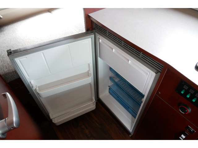 12Vの冷蔵庫が装備されております。容量は90Lです。