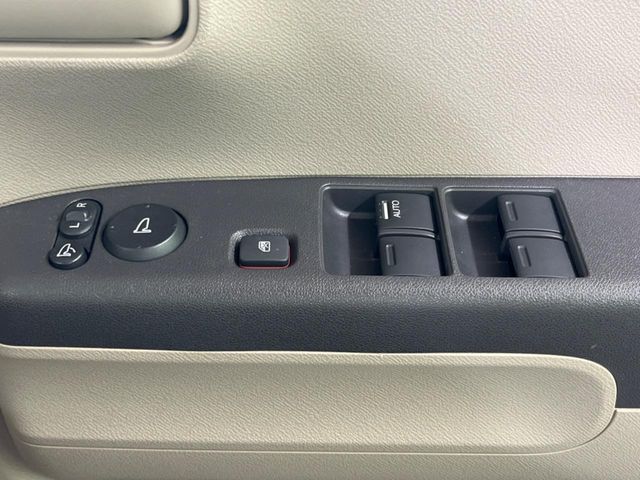 【電動格納ミラー】サイドミラーは電動格納式となっており、狭い駐車場でもキズがつくリスクを抑えられます。