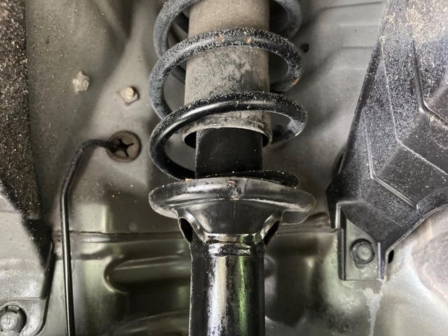 お車を安心してお乗りいただく為には、足回りの定期点検が欠かせません。サービスサポート（有償保証）では無料点検もご提供しており、安心のカーライフをお過ごしいただけるサポート体制が整っています。
