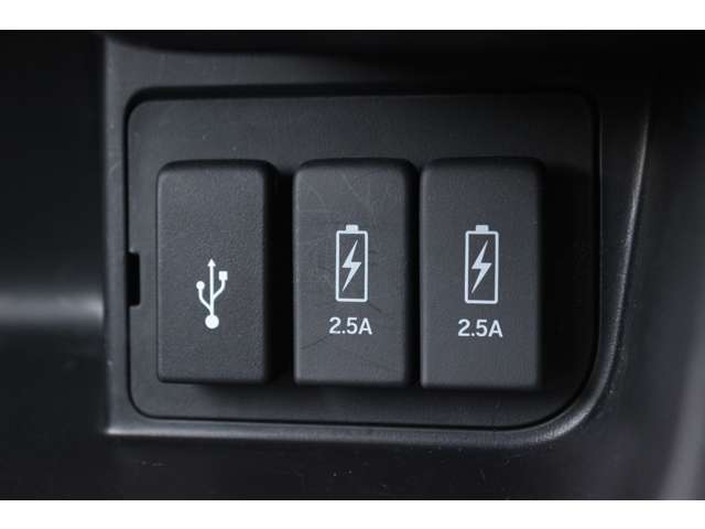 2.5AのUSB（充電）が付いており、車内でもしっかりとスマートフォン等の機器へ充電可能です♪