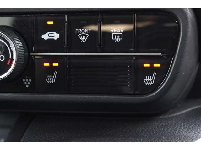 運転席・助手席に2段階の温度調整があるシートヒーターを装備。寒い朝、車に乗り込んですぐにシートヒーターをオン！温かさが広がり、冷たい朝も快適に始まります♪