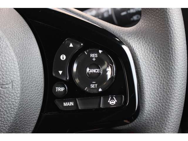安全運転支援システムHonda SENSINGを搭載。衝突軽減ブレーキや、誤発進抑制機能、アダプティブクルーズコントロール、車線維持など複数の先進技術で安心・快適なドライブをサポートします。