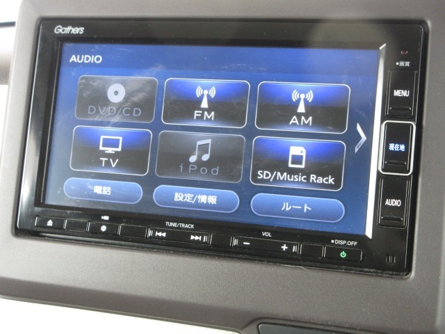 ナビゲーションはホンダ純正メモリーナビを装着しております。AM、FM、CD、DVD再生、Bluetooth、フルセグTVがご使用いただけます。初めて訪れた場所でも安心ですね！