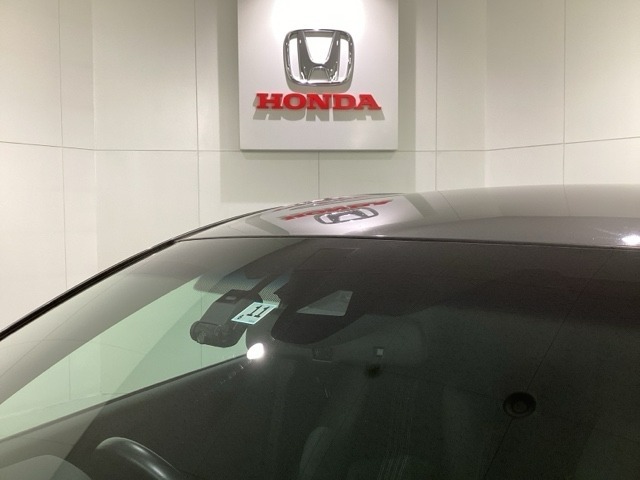 Honda SENSING装着車です。衝突を予測してブレーキをかけたり、前のクルマにちょうどいい距離で走行できる多彩な安心・快適機能を搭載した先進の安全運転支援システムがドライバーをサポートします。