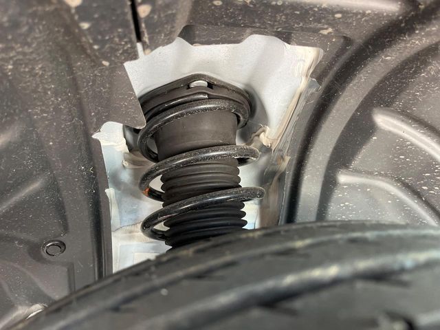 お車を安心してお乗りいただく為には、足回りの定期点検が欠かせません。サービスサポート（有償保証）では無料点検もご提供しており、安心のカーライフをお過ごしいただけるサポート体制が整っています。