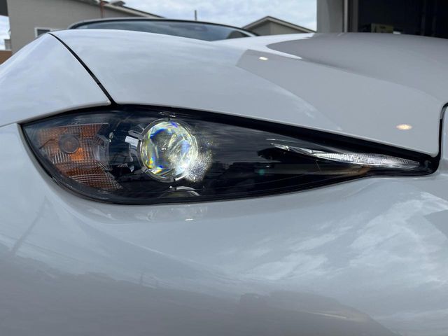 【LEDヘッドライト】悪天候や夜間走行時も良好な視界を確保し安心して運転できる高輝度LEDヘッドライトを装備！点灯速度が早く、消費電力も抑えられています。