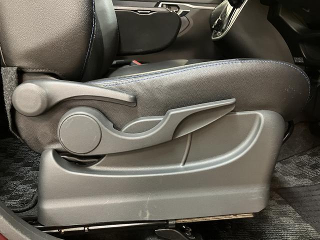 運転席は高さの調節もできます♪