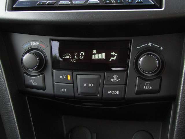 【オートエアコン機能付き】お好きな温度に設定すれば、自動的に温度を調節、車内の快適空間をサポート致します！！