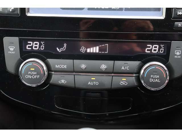 オートエアコンは運転席/助手席独立温度調節機能付きです。