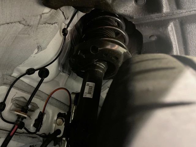 お車を安心してお乗りいただく為には、足回りの定期点検が欠かせません。サービスサポート（有償保証）では無料点検もご提供しており、安心のカーライフをお過ごしいただけるサポート体制が整っています。