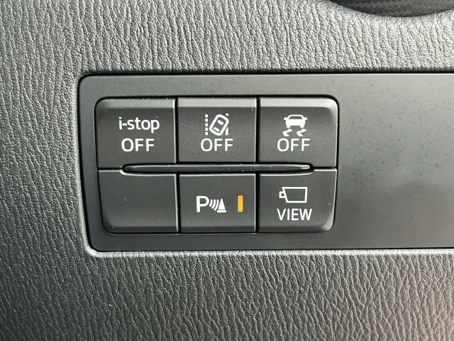 運転席の足元にはアイドリングストップ、車線逸脱警報システム、横滑り防止装置、障害物センサーのキャンセルボタンが付いています。またVIEWボタン押下で360°ビュー画面を手動表示できます。