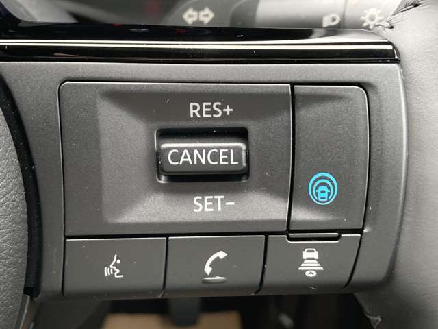 ステアリングのプロパイロットボタンで高速道路で運転のアシストをしてくれます。
