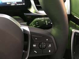 オートワイパーは雨が降り出してフロントガラスの上に水滴になると、それをセンサーが感知して自動的にワイパーを作動させるという便利機能です。